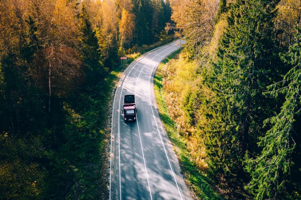 Les véhicules utilitaires sont essentiels pour le transport de marchandises et les services logistiques. Cependant, ces véhicules ont un impact environnemental significatif en raison de leurs émissions élevées de gaz à effet de serre (GES) et de polluants atmosphériques. Pour atténuer ces effets néfastes, il est crucial de mettre en place des solutions écologiques. 