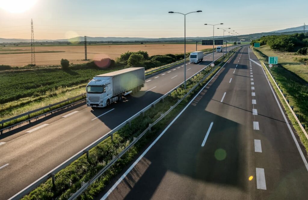 Dans le domaine des transports et de la logistique, la conduite de véhicules utilitaires est essentielle pour de nombreuses entreprises. En France, chaque type de véhicule utilitaire requiert un permis spécifique. Cet article vous guidera à travers les différents permis nécessaires pour conduire divers véhicules utilitaires, en regroupant les permis par catégorie de véhicules selon leur poids du véhicule et leur utilisation.